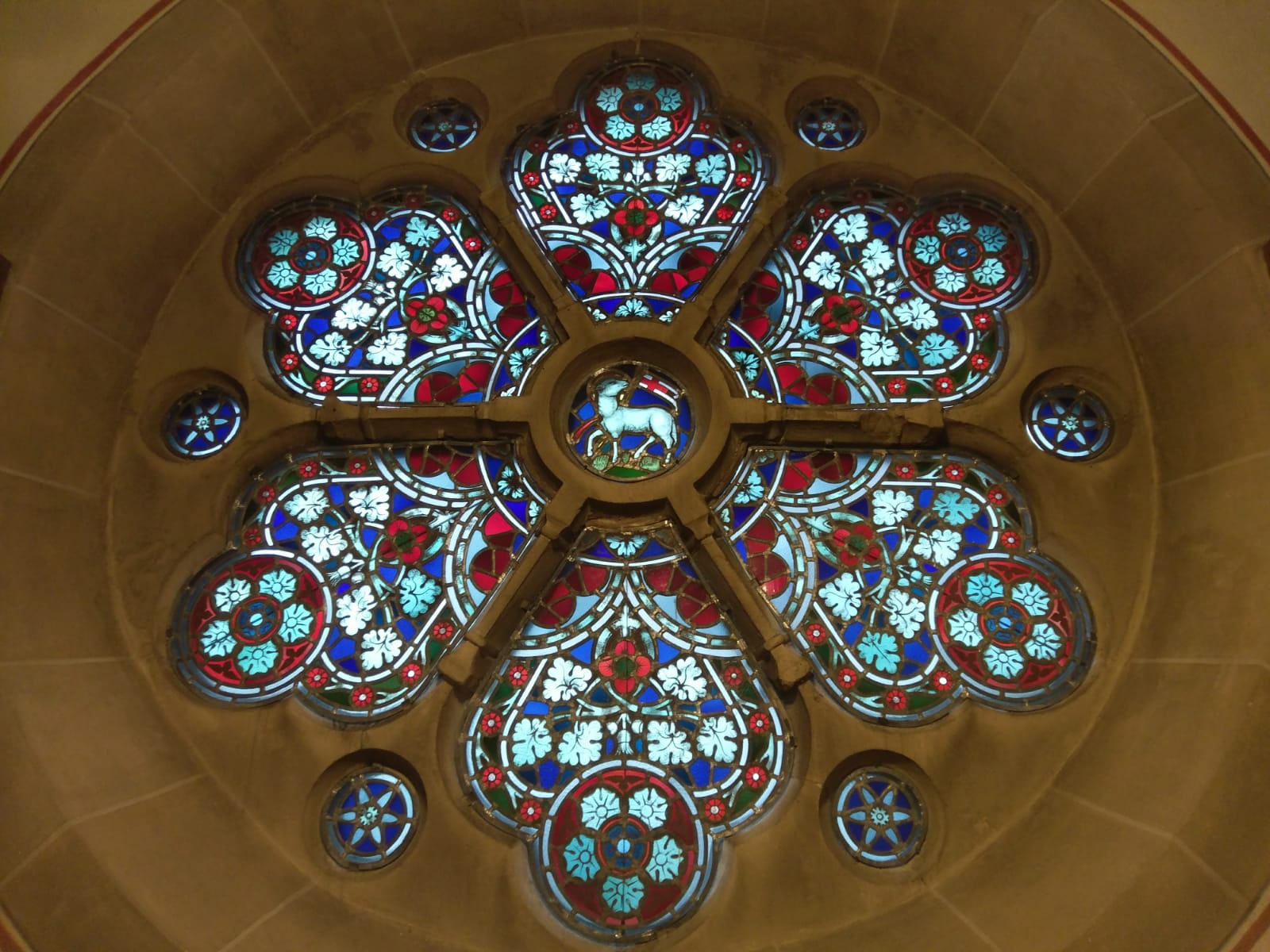 Fenster über Orgel