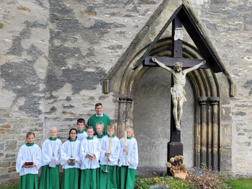 8 neue Messdiener in die Gemeinschaft der Messdiener St. Johannes aufgenommen