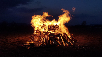Osterfeuer am Bürgerhaus Upsprunge