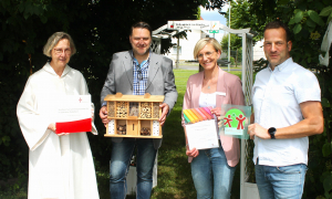 Gemeindereferentin Annette Breische, Christoph Hussmann von der Fortbildungsakademie der Wirtschaft, Kita-Leitung Ruth Werneke und Regionalleiter Markus Heßbrügge (von links) freuten sich über Auszeichnung von St. Marien als Faire Kita.