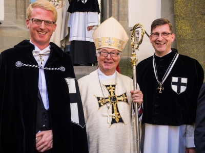 Große Ehre am Bodensee (von links): Vizebürgermeister Michael Sprink (Salzkotten), Hochmeister Dr. Bruno Platter OT (Wien) und Pfarrer Martin Beisler (Salzkotten)