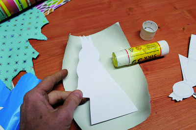 Kath. Frauengemeinschaft - Basteln mit Kerzen und Tonpapier