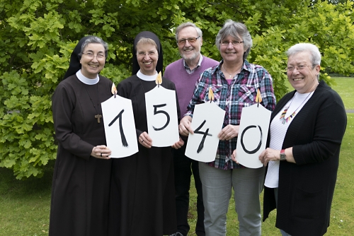 Das Foto der offiziellen Spendenübergabe zeigt von links Provinzoberin Sr. M. Angela Benoit, Sr. M. Birgit Henning, Klaus Harnischmacher, Maria Schleyer und Dagmar Keuper.