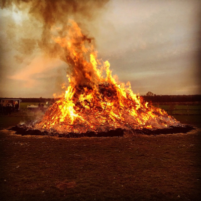 Osterfeuer in Thüle